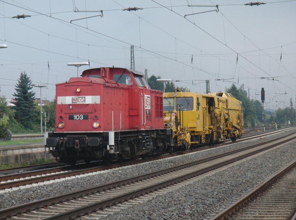 MEG 103 (204 774) mit Gleisstopfer am 12.9.10 in Neubeckum