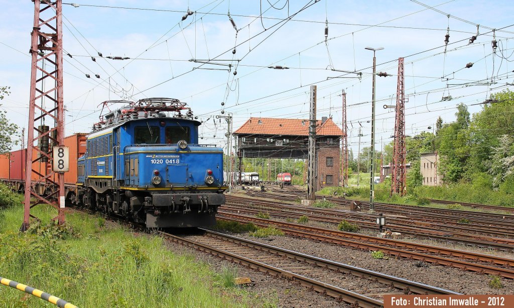 MWB 1020 041-8 verlsst am 18. Mai 2012 den Rangierbahnhof Bremen-Walle mit einem Gterzug.