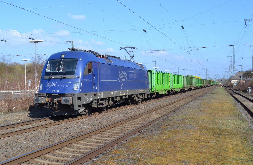 Schn sauber fuhr am 22.3.2012 die 183 500 der MGW mit leerem Holzzug bei mir in Oelde vorbei.