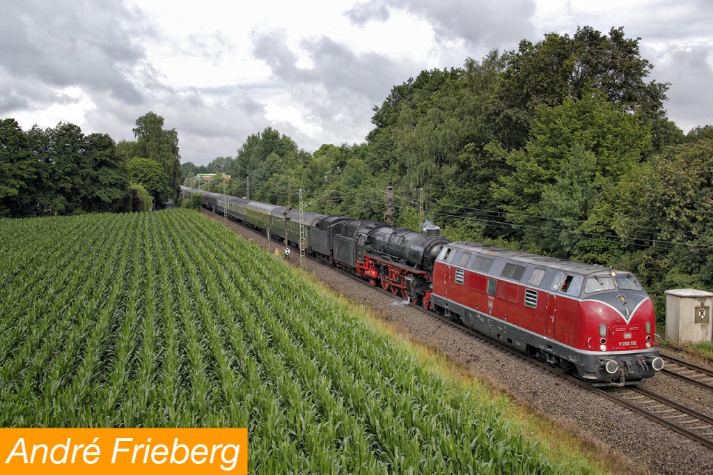 V 200 166 und 01 1066 ziehen den Sonderzug von Oberhausen nach Hamburg am Morgen des 15. Juli 2012 durch Hrne in Osnabrck.