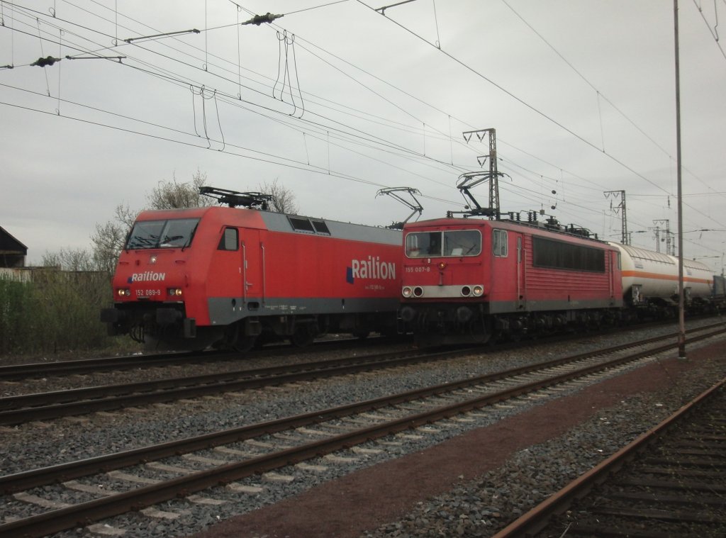 Warten auf die Weiterfahrt. 152 089 (ohne Kontrastbalken) und 155 007 beim Lokfhrerwechsel im Rbf Hamm.