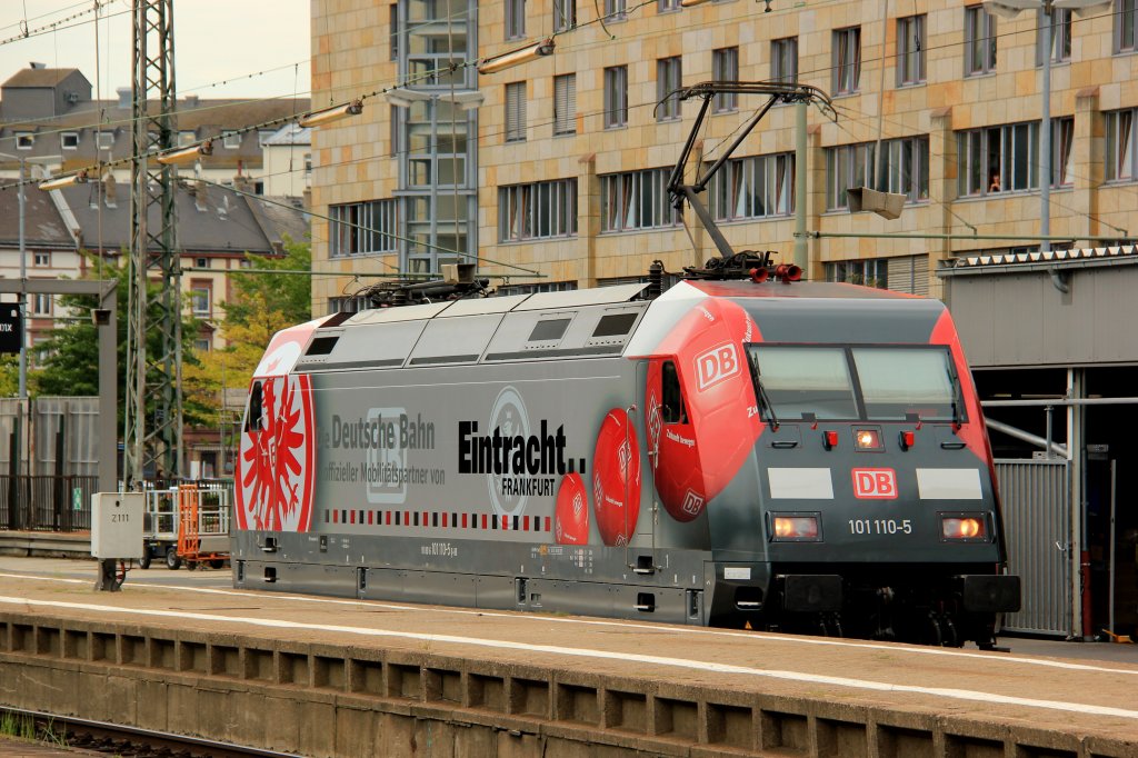 Zum ersten Mal die Eintracht Frankfurt 101 110-5 in Frankfurt Hbf 29.08.2012
