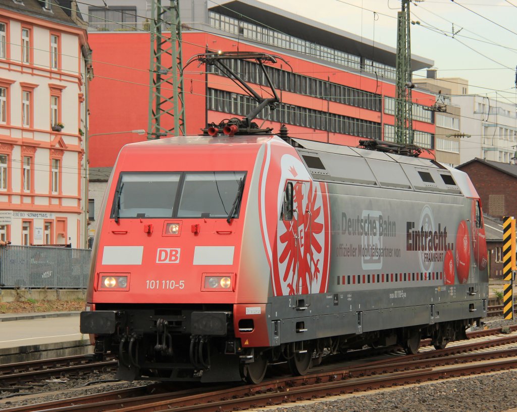 Zum ersten Mal die Eintracht Frankfurt 101 110-5 in Frankfurt Hbf 29.08.2012
