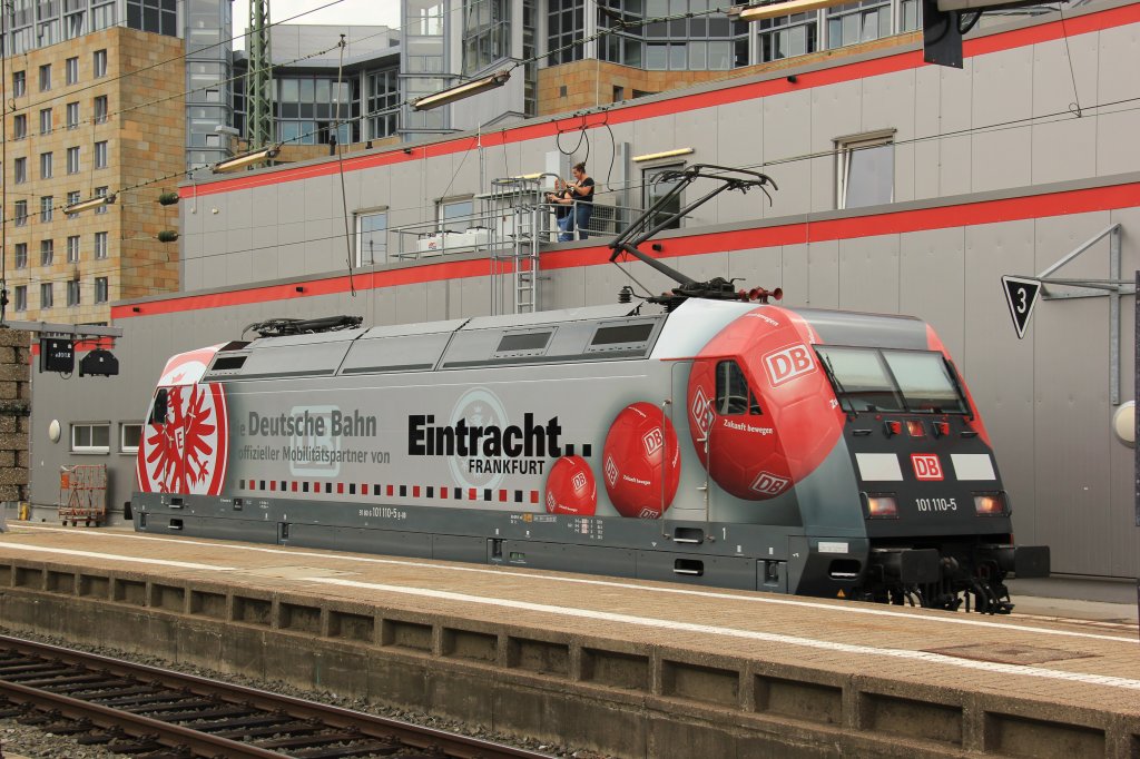 Zum ersten Mal die Eintracht Frankfurt 101 110-5 in Frankfurt Hbf 29.08.2012
