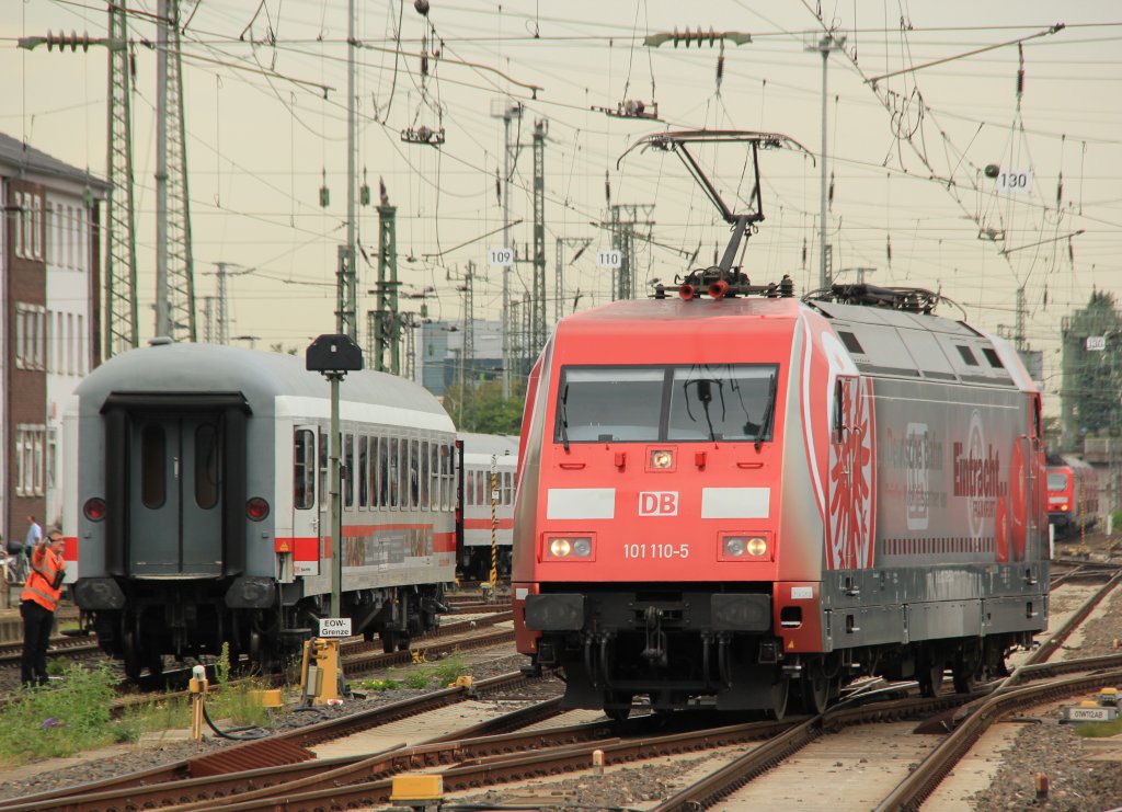 Zum ersten Mal die Eintracht Frankfurt 101 110-5 in Frankfurt Hbf 29.08.2012
