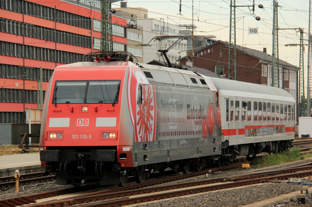 Zum ersten Mal die Eintracht Frankfurt 101 110-5 in Frankfurt Hbf 29.08.2012
