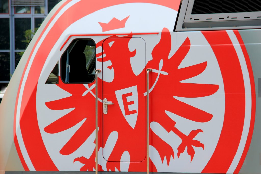 Zum ersten Mal die Eintracht Frankfurt 101 110-5 in Frankfurt Hbf 29.08.2012
