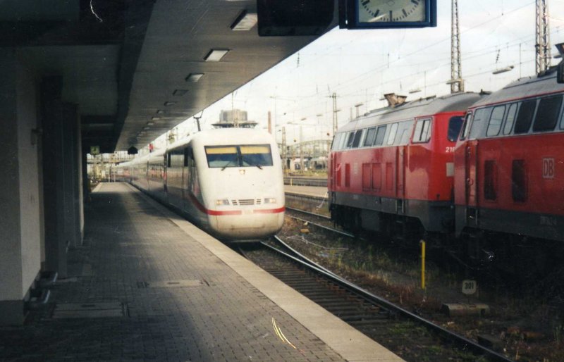 ICE bei Einfahrt in München Hbf am 27.2.2005 Zug fuhr zurück nach Hamburg Altona über Münster Abfahrt unbekannt.