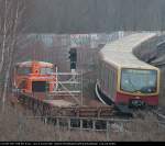 LOCON 007 / 311 101 auf dem Ausziehgleis am Tunnel Richtung Nordbahnhof abestellt. Daneben fhrt gerade die S25 der S-Bahn Berlin nach Hennigsdorf (Berlin Nordbahnhof, 02.03.2009).