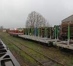 Zum ersten Mal seit 2013 fand am 09. und 10.12.2024 wieder eine Holzverladung im Bahnhof Querfurt statt. Dafr wurden die Gleise 7 und 8 reaktiviert. Insgesamt wurden an 2 Tagen 28 Waggons mit Holz aus dem Ziegelrodaer Forst verladen, welche als Ganzzug nach Schweden gingen.
Ausfhrendes EVU war die PRESS mit ihrer 118 719-4; 09.12.2024. (Foto: https://saaleunstrutbahn.de)