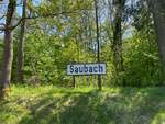 Das Bahnhofsschild von Saubach, am 01.05.2025 am frheren Bahnhof in Saubach. (Foto: Erik Ritterbach)