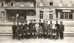 Bahnhofskollektiv vor dem Lauchaer Bahnhofsgebude; 1949 oder 1950 (Foto: Familie Gorsegner)