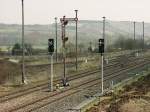 Am 30.03.2004 standen im Bf Laucha noch alle Formsignale, die vom Stellwerk Lo aus bedient wurden (Ausfahrt Gl. 5, 7 und 8) und Einfahrt aus Richtung Balgstdt. Aber die Lichtsignale sind bereits aufgestellt und werden kurze Zeit spter die Formsignale ersetzen. (Foto: Frank Herrmann)