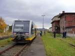 Burgenlandbahn 672 904 im Bf Roleben. Seit 11 Monaten fuhren die Triebwagen erstmals wieder bis in die Kleinstadt in Thringen.
Dies wurde anlsslich des Unstrutbahnfests im Bf Karsdorf realisiert; 25.10.2009 (Foto: Ralf Kuke) 
