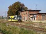 09.10.2005: Triebwagen der Burgenlandbahn im Bahnhof Gehofen vor der Abfahrt in Richtung Artern.