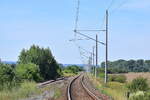 Blick vom Bahnbergang der B86 in Reinsdorf (b Artern) auf die Strecke von Sangerhausen nach Erfurt, am 30.07.2020. Links gab es frher eine Verbindungskurve zur Unstrutbahn in Richtung Naumburg (S). Das zweite Gleis auf dem Bild ging einst von Artern bis Bretleben. An einigen Stellen entlang der Strecke erkennt man noch den alten Bahndamm fr das frhere zweite Gleis. (Foto: Dennis Fiedler)