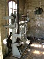 Die ehem. Gleiswaage im Mai 2003 im Bahnhof Freyburg (U). (Foto: Heinz Nieveler)