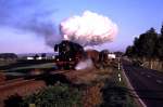 DR 50 3708-0 der TG 50 3708 Blankenburg, mit einem Fototerzug Richtung Naumburg, bei Nausitz; September 1998 (Foto: Uwe Bhme)
