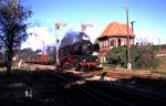 DR 50 3708-0 der TG 50 3708 Blankenburg, mit einem Fotogterzug Richtung Naumburg, bei der Einfahrt in Vitzenburg; September 1998 (Foto: Uwe Bhme)