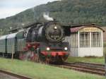 TG 50 3708-0 e.V. aus Halberstadt wartet am 08.09.2007 im Bf Laucha mit ihrem Sonderzug die Kreuzung einer RB nach Naumburg ab. (Foto: Dieter Thomas)