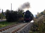 Nach dem Kreuzungshalt in Laucha beschleunigt die 52er der IG Dampflok Nossen e.V., ihre geringe Last in Richtung Karsdorf; 18.10.2008