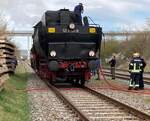 Nach der Ankunft der EMBB 52 8154-8 mit dem Sonderzug aus Leipzig Hbf, war die FfW Karsdorf am 05.04.2025 in Karsdorf als  Wasserkran  behilflich und füllte die Wasservorräte der Dampflok dankenswerterweise wieder auf . (Fotos: Bodo Zorn) 