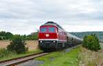 Bis Naumburg (S) Hbf war die EBS 232 690-8 am 22.08.2025 mit leeren Kohlestaubwagen von Karsdorf nach Spreewitz auf der #Unstrutbahn bei Kleinjena unterwegs. (Foto: Bahnbilder an Saale und Unstrut)