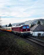 EBS 132 334-4 mit den EBS Stdteexpresswagen von Karsdorf nach Erfurt Gbf, am 10.02.2023 in Freyburg (U). Zur Biathlon Weltmeisterschaft in Oberhof kam er die darauffolgenden Wochenenden als Zusatzzge zwischen Erfurt Hbf und Zella-Mehlis zum Einsatz.(Foto: instagram.com/tiemopriese)