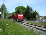 PBSV 345 107-7 war am 08.06.2006 mit diesem leeren Schotterzug am Schrankenposten in Freyburg unterwegs.