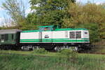 Die DB Museum V100 003 (92 80 1201 003-1 D-LDK) mit dem DZ 28971  Salzland-Express  der Eisenbahnfreunde vom Traditionsbahnbetriebswerk Stafurt e.V. nach Magdeburg Hbf, am 13.09.2025 in Karsdorf Bbf.