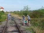 Arbeitseinsatz von einigen Mitgliedern unserer IG an der stlichen Bahnhofseinfahrt von Roleben. Ein Teilstck des Gleises hatte sich im Bereich einer ehemaligen Weiche abgesenkt. Diese Senke galt es zu beseitigen; 22.08.2009 (Foto: Christian Kirchner)