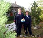 Die netten Zugbegleiterinnen aus Sachsen haben neben der Ladestrae reichlich  Beute  fr den Koch im Speisewagen gemacht...Karsdorf, 18.10.2008