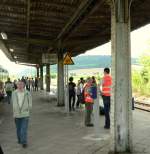 Voller Bahnsteig whrend dem Kreuzungshalt der Ferkeltaxen von Schnberg nach Wangen, am 12.07.2009 in Laucha. Mit dabei auch Mitlgieder unserer IG Untrutbahn e.V., die ehrenamtlich im Einsatz waren. (Foto: Dieter Thomas)