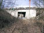 Beim Bau der ICE Saubachtalbrcke wurde auch fr das Finnebahngleis eine Unterfhung gebaut, obwohl wahrscheinlich nie wieder ein Schienenfahrzeug hier fahren wird; April 2006 (Foto: Klaus Erbeck)