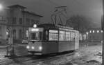 An einem Wintertag in der Vorweihnachtszeit 1982 stand der Tw 41 der Straßenbahn an der Haltestelel am Hauptbahnhof in Naumburg (S). (Foto: Henning Gothe)
