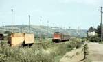 DR 110 090-8 mit einem Personenzug von Naumburg (S) Hbf bei der Einfahrt in den Bf Laucha (Unstrut). Im bereits mittels Prellbock amputierten Gleis 9 (ehem. Finnebahn) stand jahrelang ein Schneepflug (aus einem Dampflok-Tender gebaut), der im Ernstfall die Strecke zur sowjetischen Garnison in Lossa mittels Schublok htte freirumen mssen; 30.06.1985 (Foto: Klaus Pollmcher)