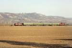 DR 112 528-5 + 110 053-6 mit einem Personenzug von Naumburg (S) Hbf nach Nebra, bei Kirchscheidungen; 28.10.1991 (Foto: Hans-Peter Waack www. bahnmotive.de) 


