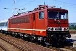 Die DB 155 186-0 zeigte sich an einem Juli Tag 1993 in Naumburg (S) Hbf an einer RB nach Halle (S) Hbf. (Foto: Sammlung Gerd Bembnista)