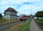 DB 642 703-3 als RB 25879 von Nebra nach Naumburg (S) Ost, am Stellwerk Lw in Laucha (Unstrut); 13.09.2009