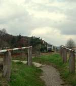 Ein VT 672 der Burgenlandbahn saust als RB aus Nebra durch Robach, hier am alten Schrankenposten 1a und kommt in paar Minuten in Naumburg an; 05.04.2008 (Foto: p.h.)