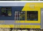 Burgenlandbahn 672 905-7 verkabelt und mit simulierten Fahrgsten (Mllscke) im Bf Artern. Grund der Testfahrten waren die bei einer Untersuchung festgestellten Risse im Rahmen der Triebwagen dieser BR im Jahr 2006. Jetzt sollte der Erfolg der durchgefhrten Stabilisierungsmanahmen berprft werden; 26.07.2006 (Foto: Christof Rommel)