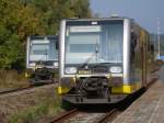 Burgenlandbahn 672 914-9 als RB von Naumburg Hbf nach Artern und Burgenlandbahn 672 904-0 als RB von Artern nach Naumburg Hbf, im Herbst 2005 im Bahnhof Nebra.
