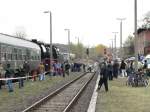 Soviele Besucher hat der Bf Karsdorf selten. Aber die IG Unstrutbahn e.V. und die IGE  Werrabahn Eisenach  e.V. machen es mglich; 26.20.2008 (Foto: Dieter Thomas)