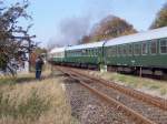Viele Fotografen sumten die Strecke, um die herrlichen alten Wagen im Bild festzuhalten, die im Sonderzug aus Nossen eingereiht waren. Hier die Ausfahrt des Leerzuges nach Karsdorf, am 18.10.2008 in Laucha.
