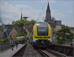 1462 003 muss einen havarierten Schwarzwaldbahnzug aushelfen. Hier fährt der Desiro über die Rheinbrücke Konstanz. Juli 2025.