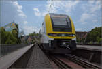 1462 003 muss einen havarierten Schwarzwaldbahnzug aushelfen. Hier fährt der Desiro über die Rheinbrücke Konstanz. Juli 2025.