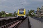 1462 003 muss einen havarierten Schwarzwaldbahnzug aushelfen. Hier fährt der Desiro über die Rheinbrücke Konstanz. Juli 2025.