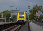 1462 003 muss einen havarierten Schwarzwaldbahnzug aushelfen. Hier fährt der Desiro über die Rheinbrücke Konstanz. Juli 2025.