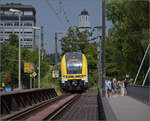 1462 003 muss einen havarierten Schwarzwaldbahnzug aushelfen. Hier fährt der Desiro über die Rheinbrücke Konstanz. Juli 2025.