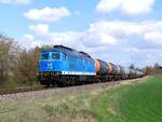 Die  Blue Lady  bei Theien. Die 07-450 (92 80 1233 450-6 D-GERA) vom Bahnbetrieb Gera war am 08.04.2025 am Bahnbergang Grube Wilhelm in Theien mit einem Kesselwagenzug vom Tanklager Lederhose nach Grokorbetha unterwegs.
